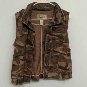 EUC Camo hooded vest